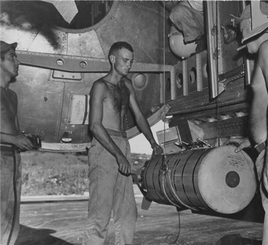 二战烧死50万日本人的美国将军,为何战后被日