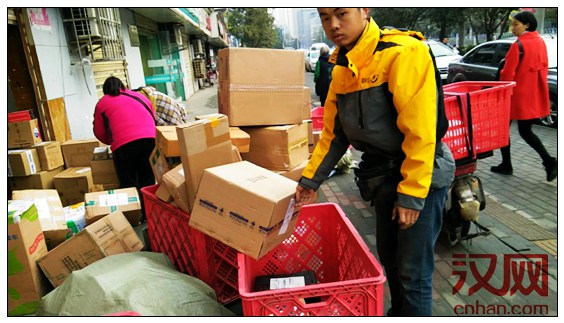 双十一快递爆仓占道分拣 城管队员充当快递