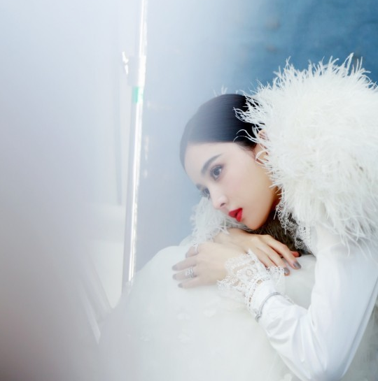 古力娜扎为新剧接长发 首都机场展现迷人魅力