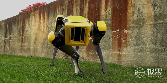 蠢萌！波士顿动力公司发布最新款机器人（狗）