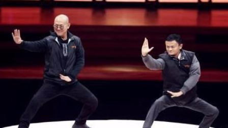 放生乌龟通人性 不忘挥臂说拜拜-凤凰联播台