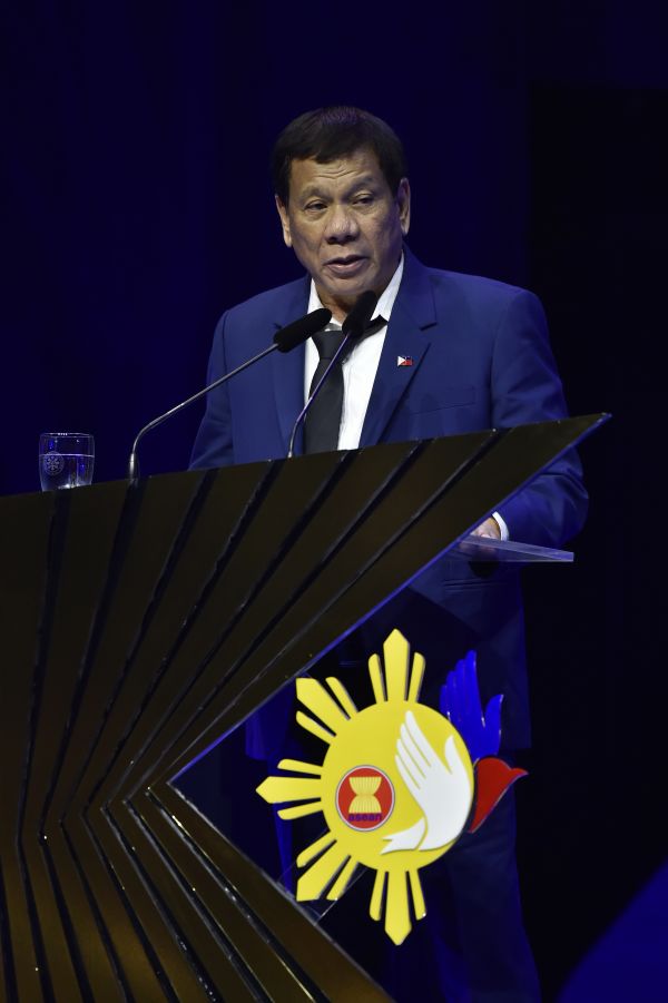 菲律宾总统发言人：菲愿同中国通过双边对话解决海上争端