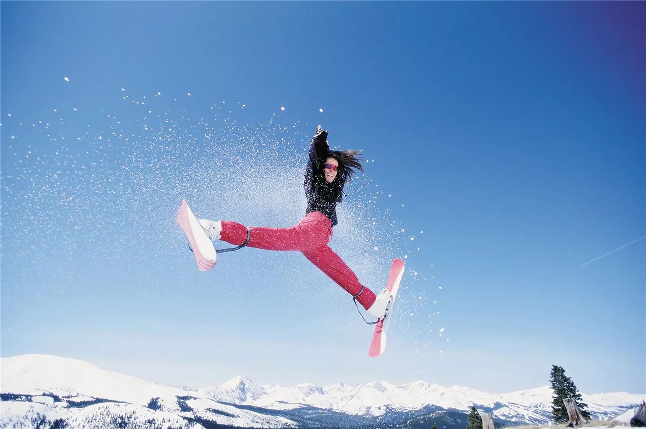 眼睛总想找女滑手的身影,不知道为什么总觉得女生滑雪比男生更具吸引