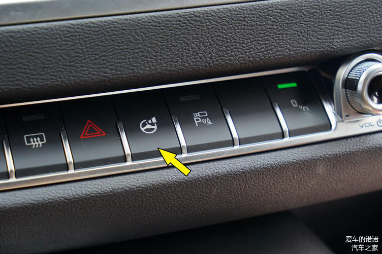 图：这个按钮，我第一天拿到车时，还在纳闷，方向盘+信号强度指示条，是什么鬼东西？