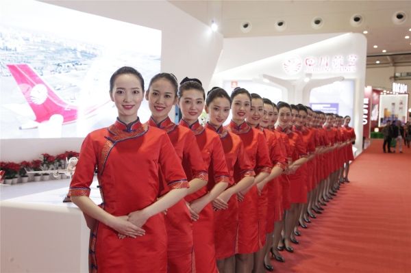 滚动新闻    图:旅交会上的川航空乘 摄影:赵汪洋   11月17日,为期3天
