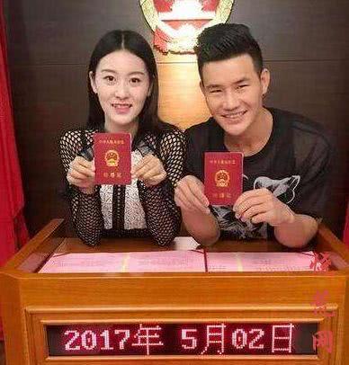 明星夫妻晒结婚证,吕一挡脸显俏皮,陈小春的结