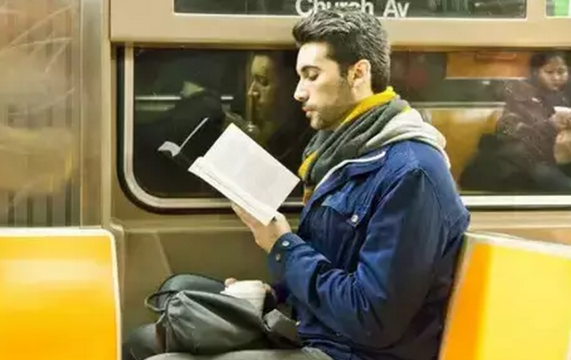 为什么老外爱在地铁读书,我们却总低头玩手机