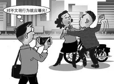 夫妻吵架被随手拍上网，点击量超6千万致女方多次欲轻生，“拍客”有错吗？