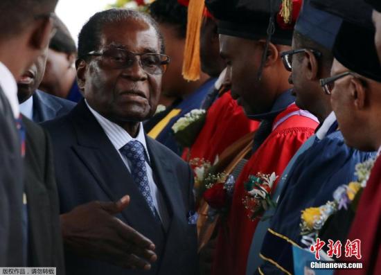 据外媒报道，自11月15日津巴布韦政局突变后，总统穆加贝首度公开露面，他11月17日在首都哈拉雷出席了一场毕业典礼仪式。津巴布韦近日政局突变，该国军方15日宣布采取行动，控制总统穆加贝及其家人，但否认发动“政变”。穆加贝据称被软禁在私人官邸“蓝宫”，但拒绝下台，坚持要完成当前任期。有消息显示，军方将领正计划组成过渡政府，推举上周被撤职的前副总统姆南加古瓦任临时领导人，多名反对派领袖已获邀请加入政府。11月16日，津巴布韦总统穆加贝与津国防军司令康斯坦丁・古韦亚・奇文加见面并会谈。