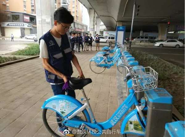 武汉公共自行车停运：“车小蓝”败给共享单车