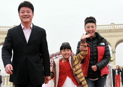 45岁闫学晶全家照,女儿像闫妮儿子像李荣浩,老公原是小沈阳老板