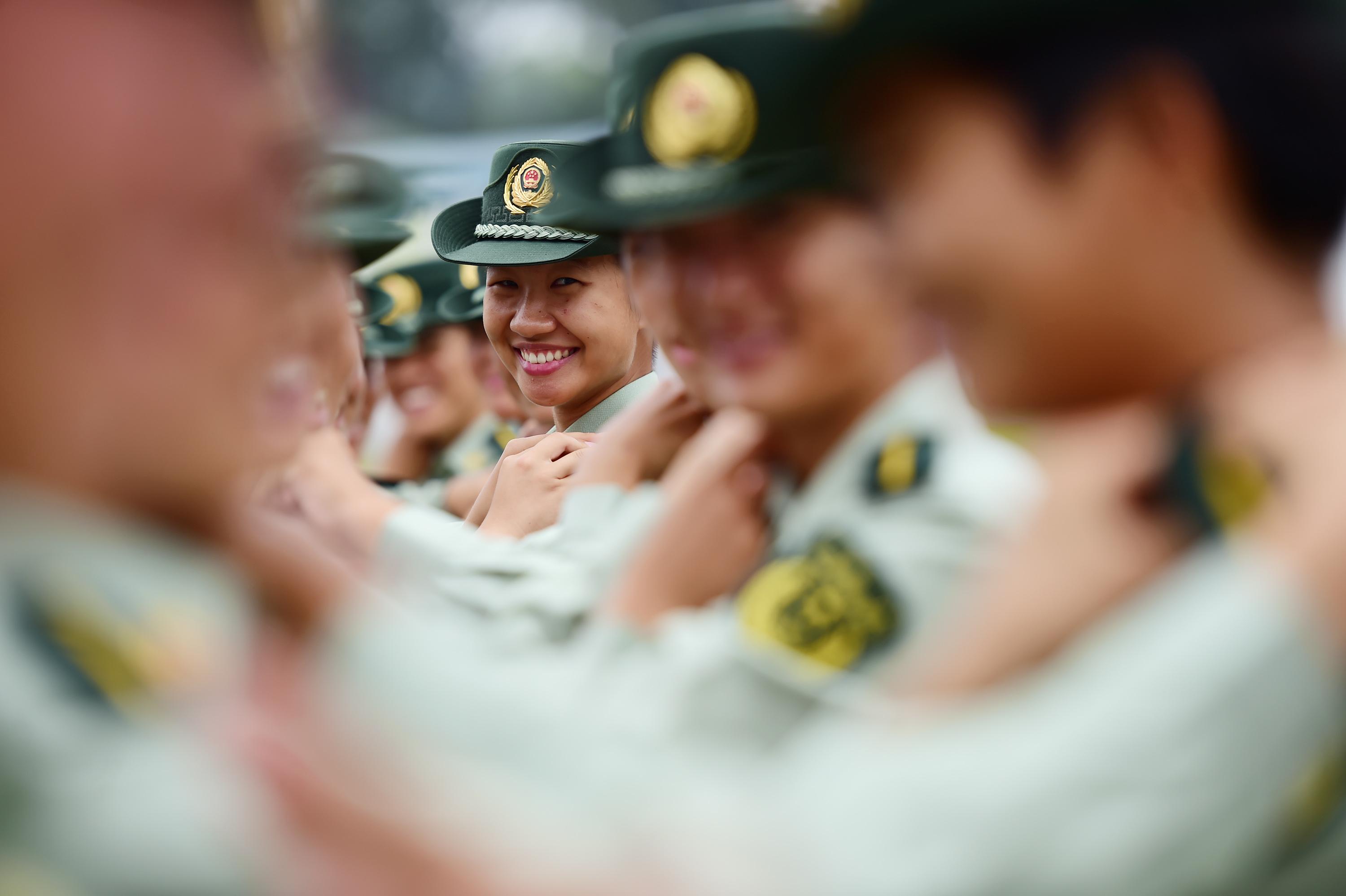 一组照片告诉你女孩变女兵的甜蜜