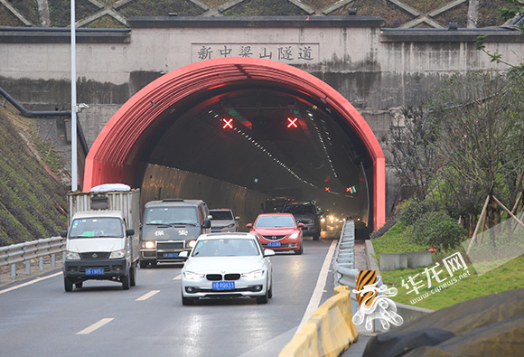 新中梁山隧道今日启用隧道口中国红造型抢眼