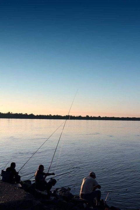 男子钓鱼却被鱼拉进了水里, 意想不到的事发生了!