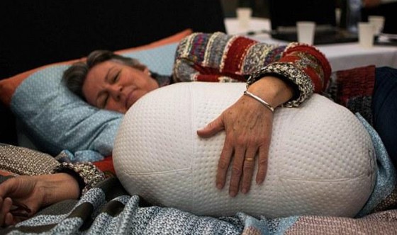 酷似蛋蛋的机器人抱枕 抱它睡觉不失眠