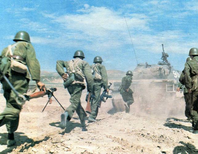 冲锋时为何美国兵喜欢双手端枪而解放军习惯单手