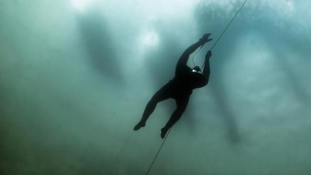 男子潜入水下200米，周围一片漆黑过程让人窒息绝望