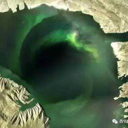 【实拍】龙羊峡水面漩涡黑洞直径7千米逆时针旋转？！