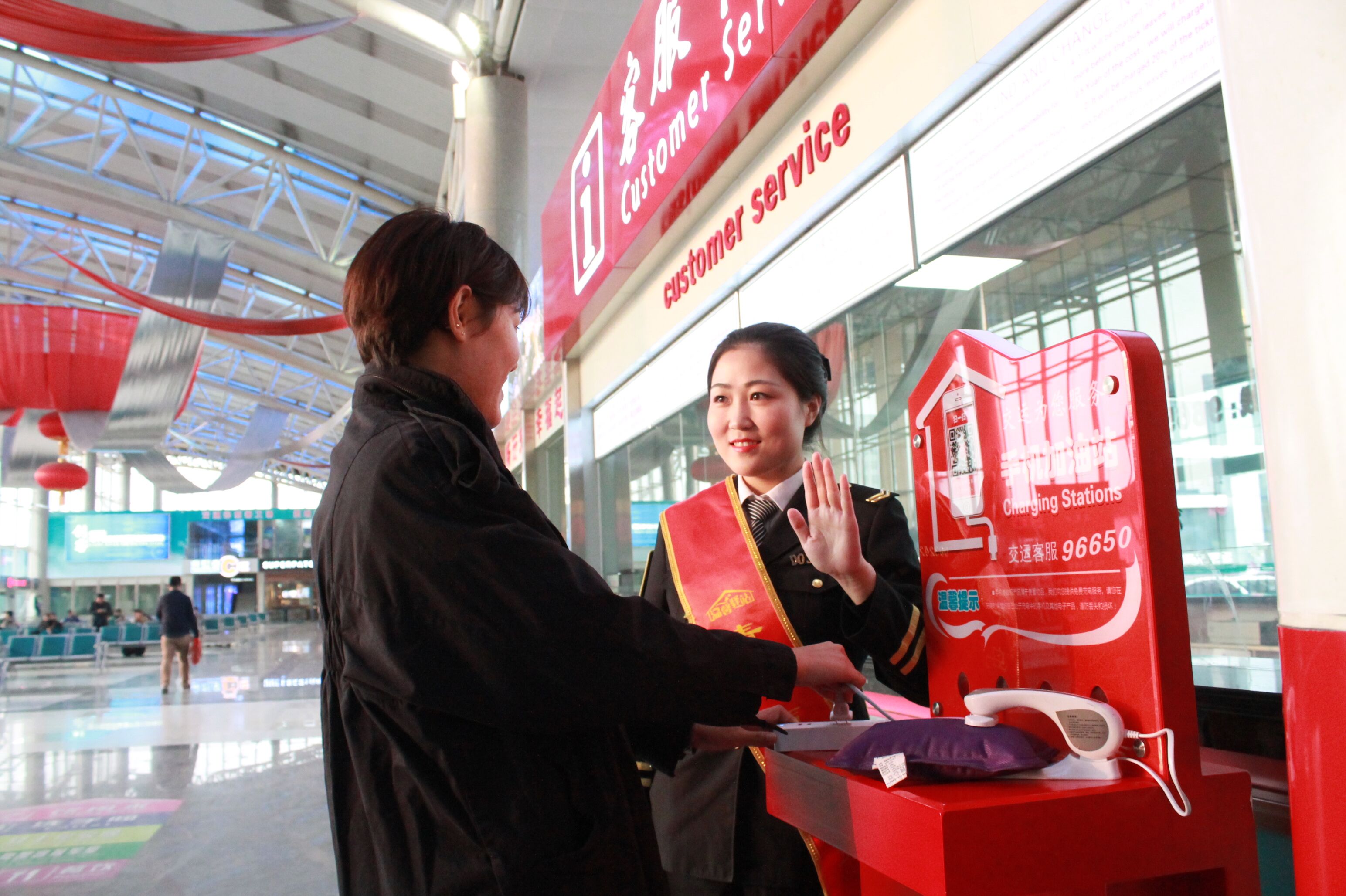 青岛长途车站禁止候车厅内对暖手宝进行充电_凤凰资讯