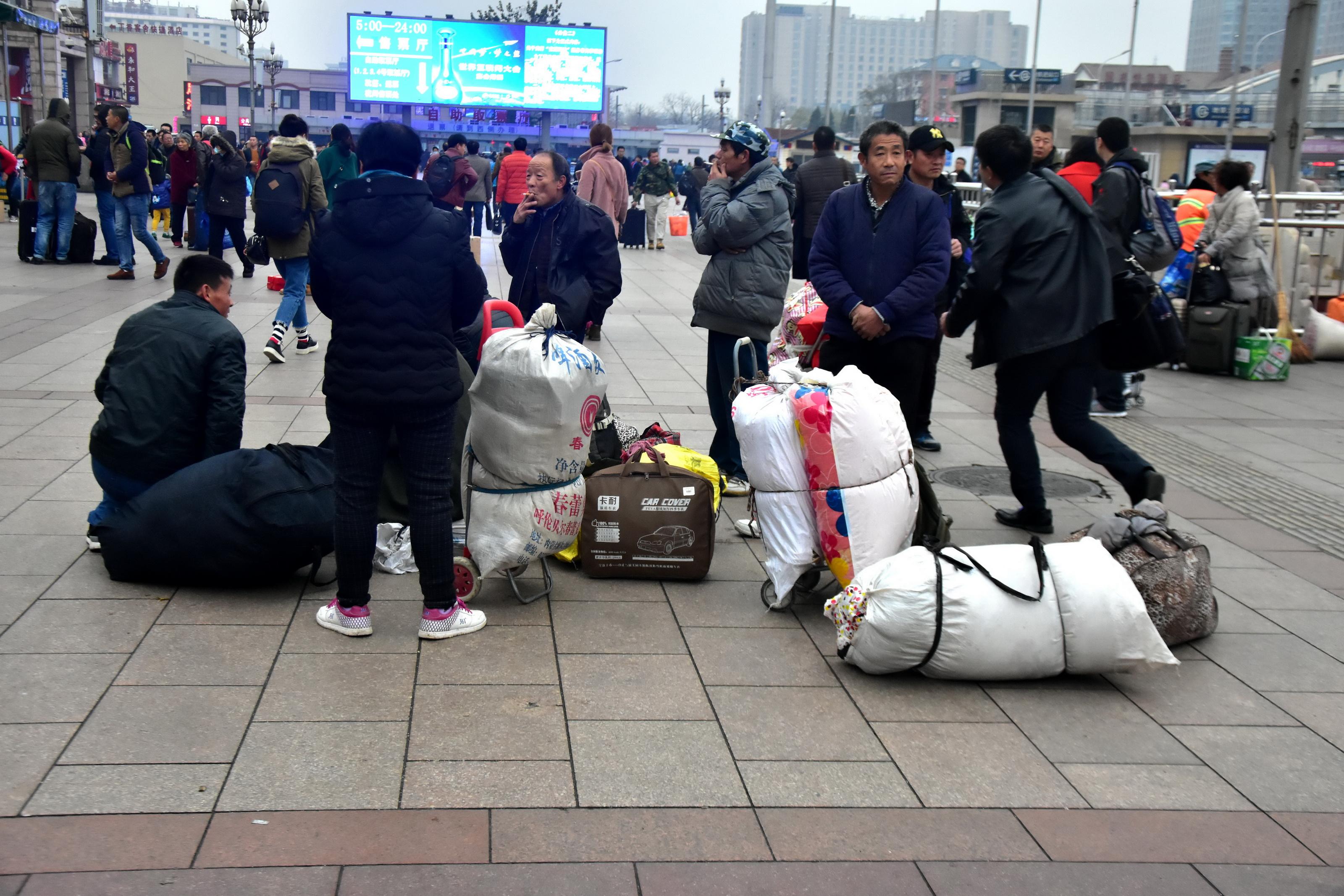 北京站迎来了农民工返乡潮