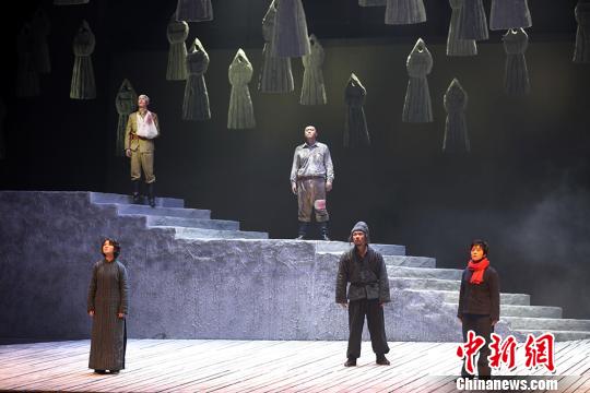 话剧《殇城》是百分百南京艺术学院原创，从导演、编剧到演员全部由该校师生担任。　泱波 摄