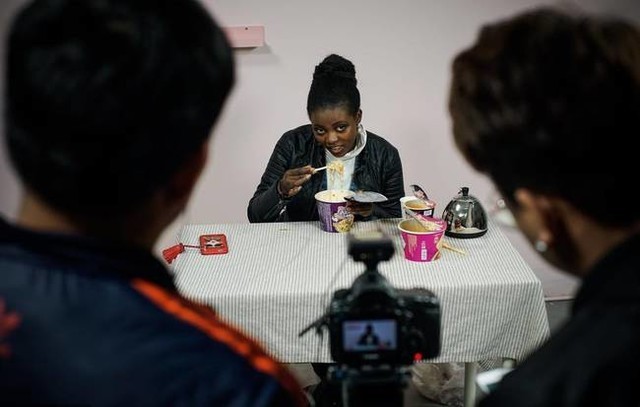 非洲女孩学当网红 最爱吃食品是中国辣条