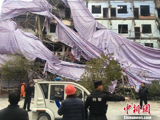 相关部门赶赴现场开展救援钟欣摄 相关部门赶赴现场开展救援钟欣摄