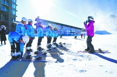 万名小学生体验滑雪