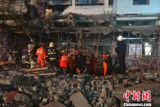 施工脚手架倒塌事故致5人遇难钟欣摄 施工脚手架倒塌事故致5人遇难钟欣摄