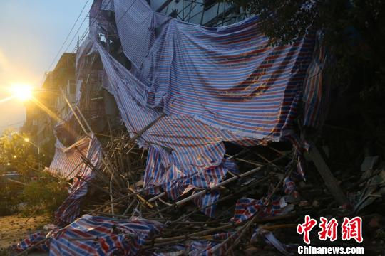 建始施工脚手架倒塌现场陈顺喜摄 建始施工脚手架倒塌现场陈顺喜摄