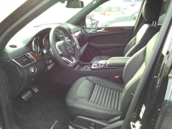 
内饰一开始觉得一般，但是中控上面是软塑料，扶手上也都是皮质，真皮座椅，带腰部支撑，还能多要求什么
