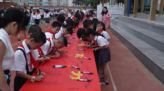福建某地区的第18届推广普通话宣传周活动中的千人签字活动。/ 福建省语委办