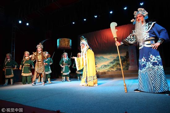 2011年11月10日，福建省莆仙戏大剧院的演员正在演出剧院成立后的首场莆仙戏《智取金刀》。/ 视觉中国
