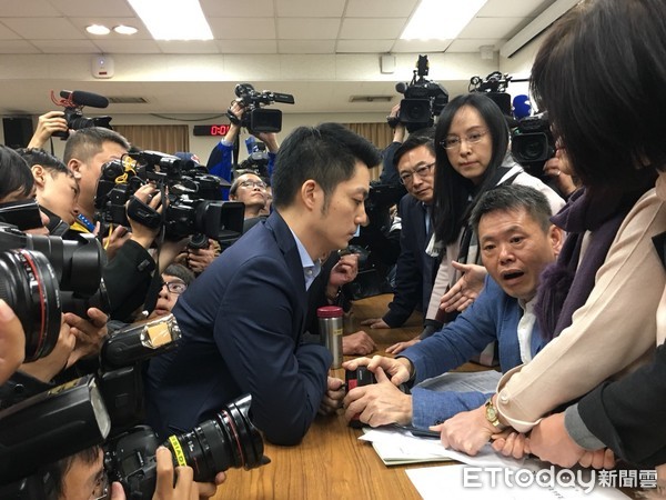 蒋万安率国民党力挡绿营强推“法案” 获不分党派狂赞 蒋万安率国民党力挡绿营强推“法案” 获不分党派狂赞