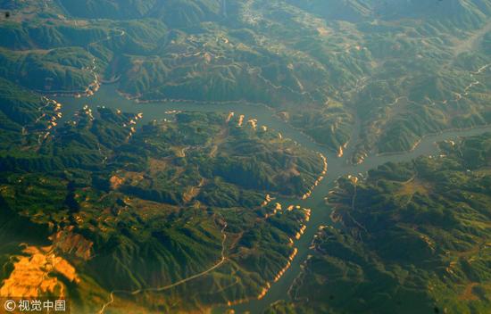 俯拍福建丘陵.可见地形复杂,水道崎岖,交通不便./ 视觉中国