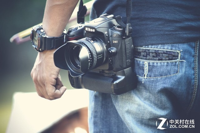要专业还是要低价?相机发展来到了分岔路