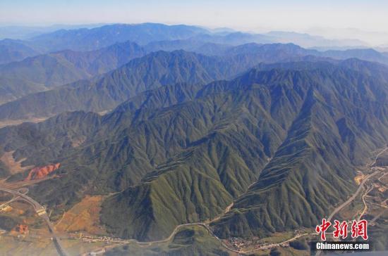 航拍江西铅山县境内的武夷山山脉(资料图).丁铭华 摄