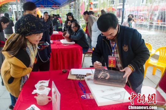 坭兴陶非遗传承人陆景平在坭兴陶上创作 翟李强 摄