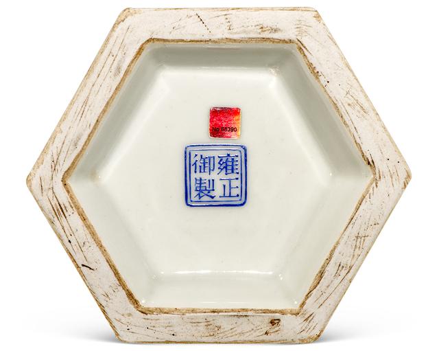 雍正 洋彩描金花卉舞凤纹螭耳长颈六方瓶(对)