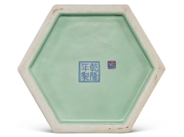 乾隆 粉彩描金开光花鸟纹六方瓶