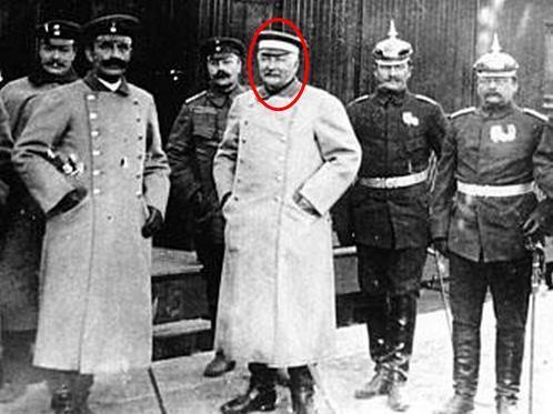 八国联军侵华时,一德国军人强行坐龙椅,后来他