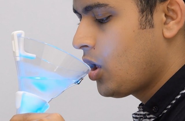 白水倒进去秒变鸡尾酒 秘密就在杯子里 