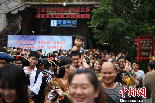 图为穿越活动吸引不少游客参与。　陈超 摄