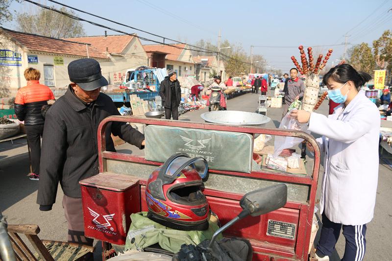 这是一个设在三轮摩托车上的简单摊位,大叔把炉子,锅以及做爆米花的
