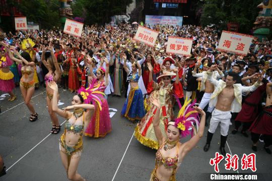 图为俄罗斯美女现场献上热舞。　陈超 摄