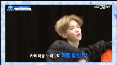 重点是懂得发散个人魅力,海选的时候还撩了衣服↓