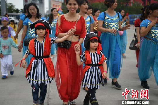 图为游客身着异域特色的丝路服饰。　陈超 摄