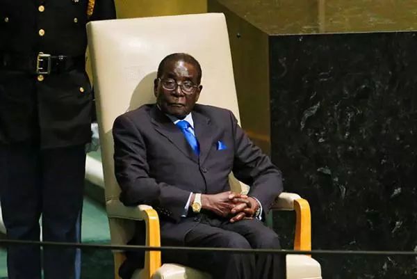 穆加贝辞职后会获得500万美元现金 每月还能领