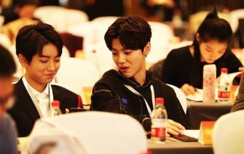 关晓彤发言谈少年成名遭炮轰 与鹿晗同框各种同款撒狗粮