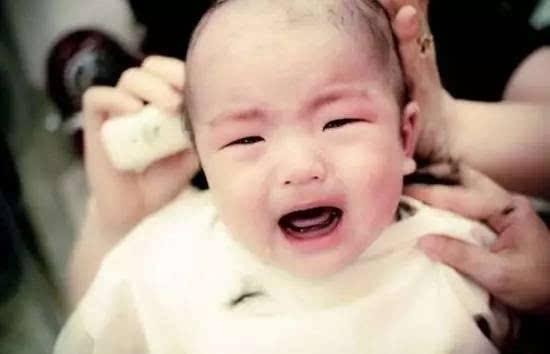 两岁的宝宝头发太少怎么办?被听信偏方了,这样